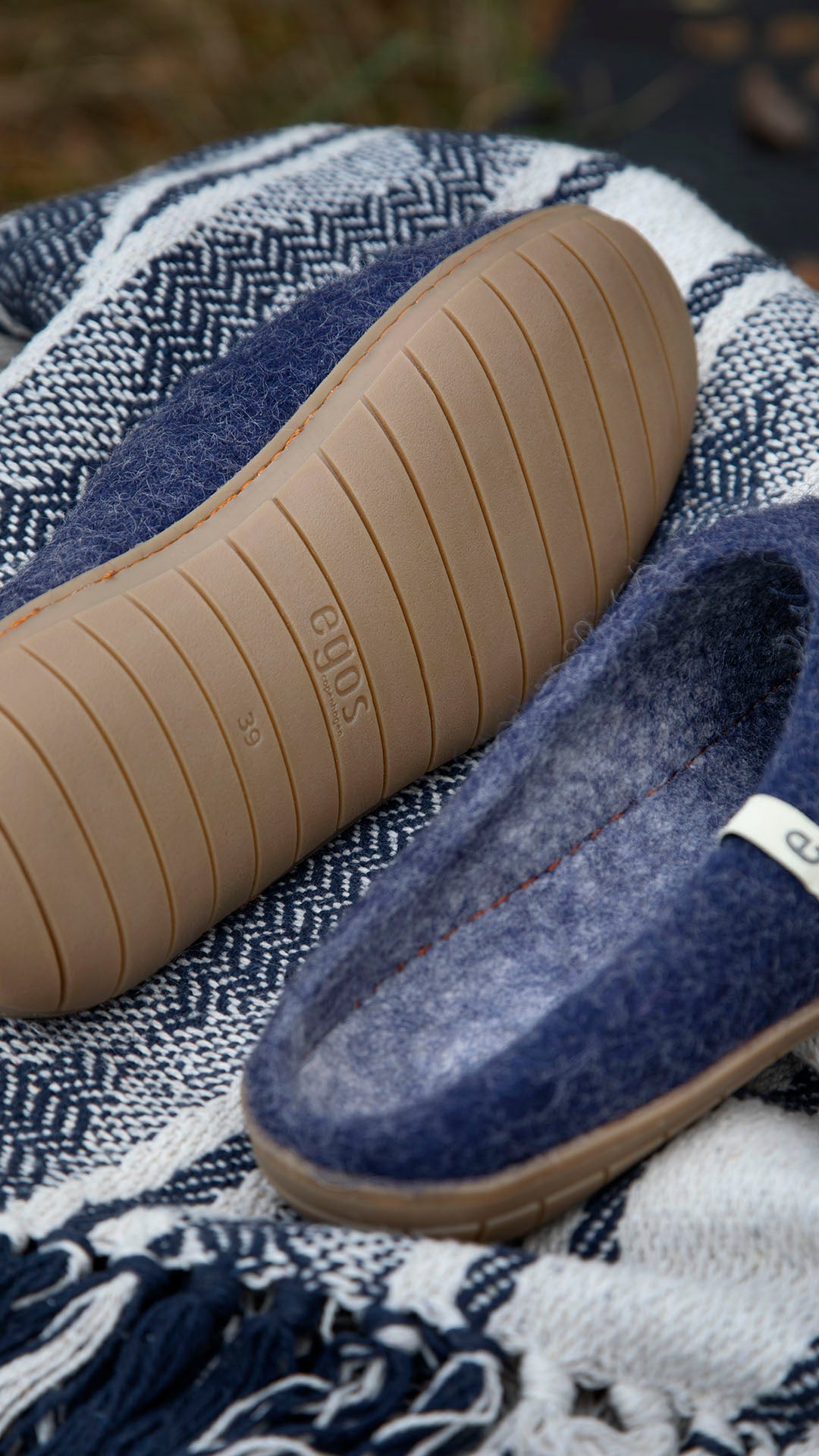 Mens slippers with light coloured soles outlet